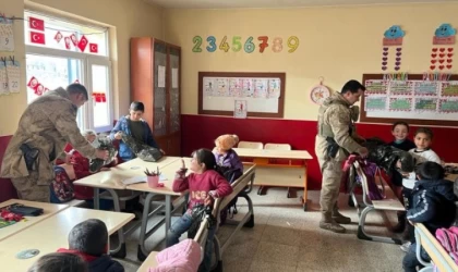 Ağrı'da jandarma köy çocuklarını sevindirmeye devam ediyor