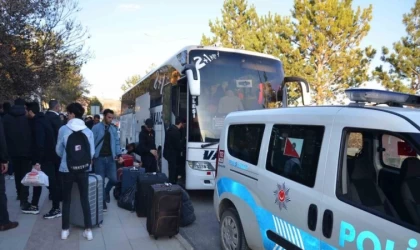 Ağrı'ya gelen yolcu otobüsü, Erzincan'da yolda kaldı